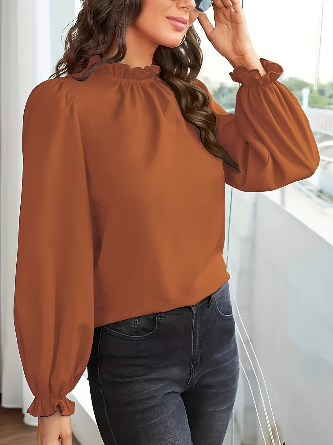 Melanie | Blusa de cuello alto con volantes y mangas abullonadas