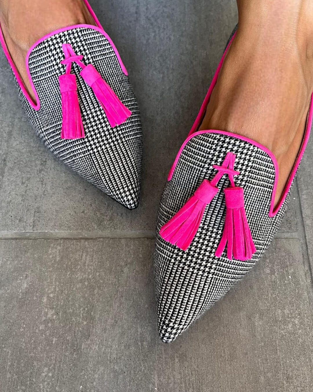 Edelmira | Mocasines en punta con borlas fucsia