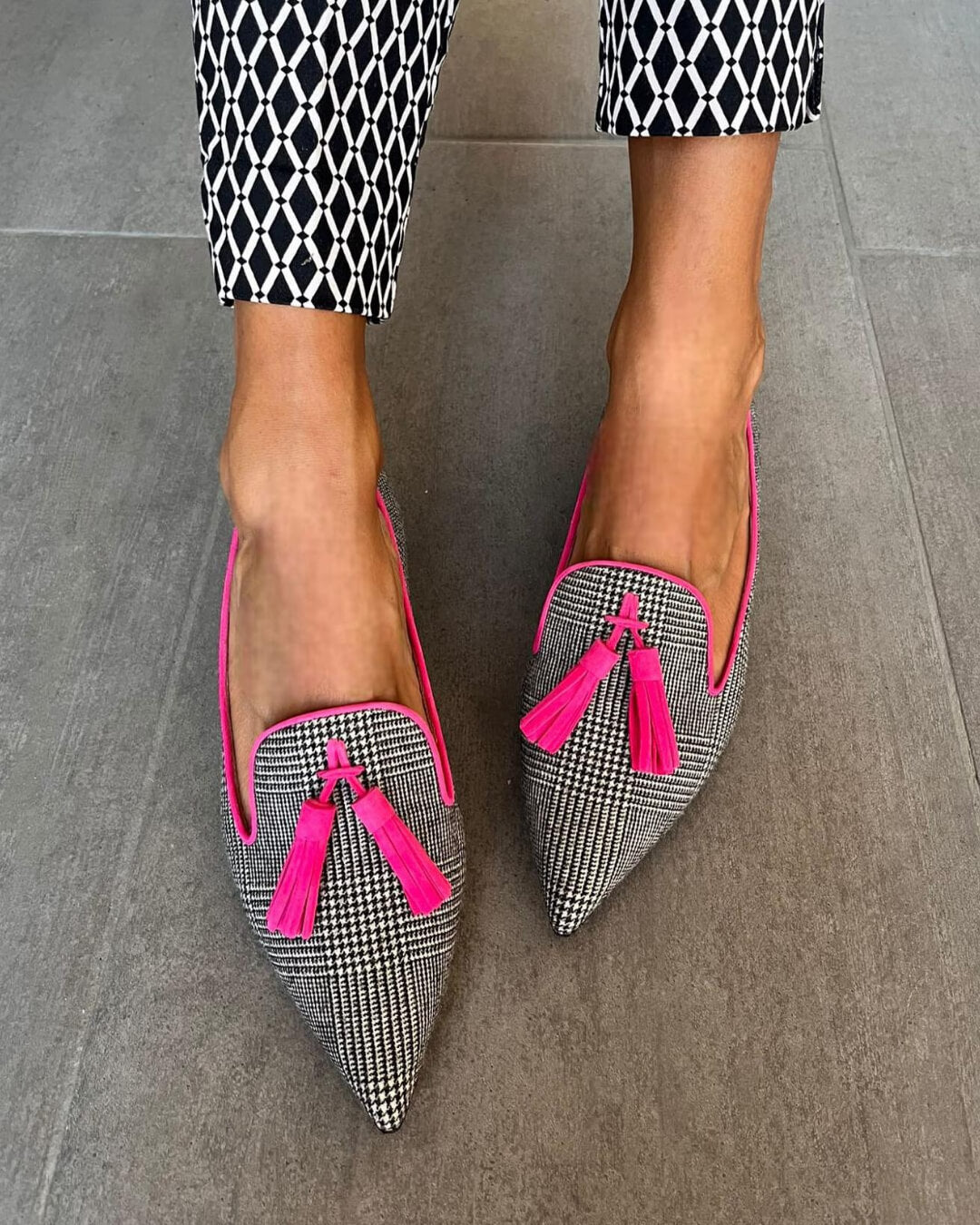 Edelmira | Mocasines en punta con borlas fucsia