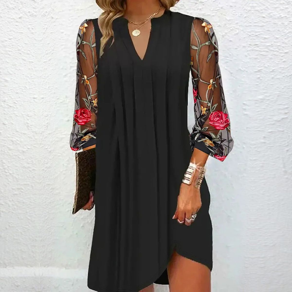 Renata | Vestido Negro Elegante con Mangas Bordadas Florales