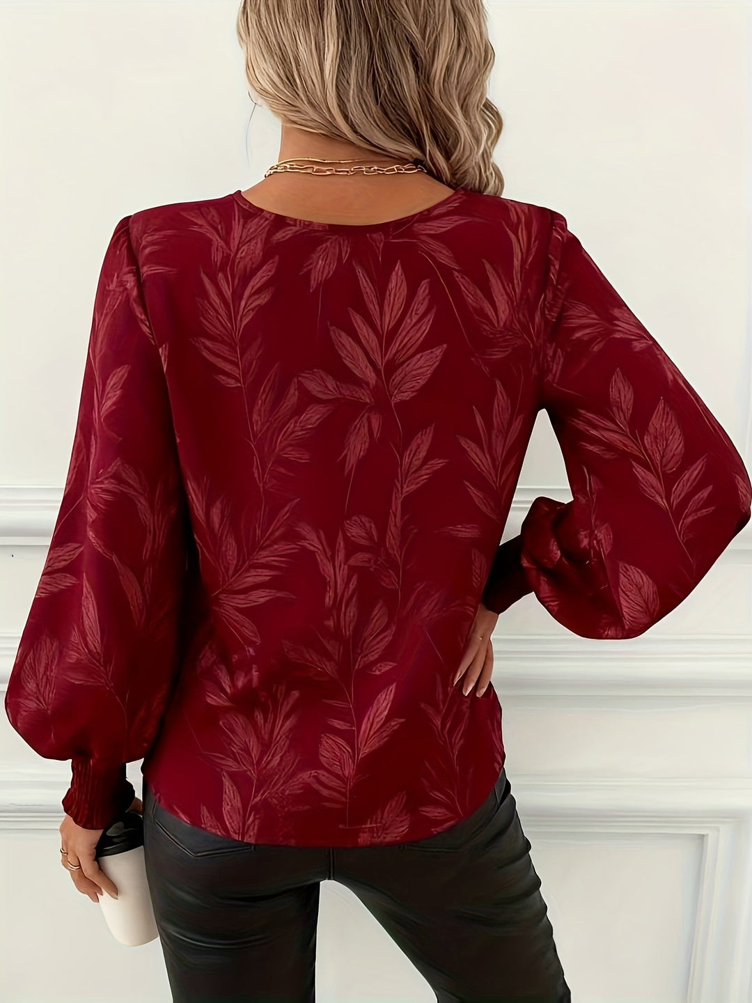 Magdalena | Blusa escote V con estampado de hojas