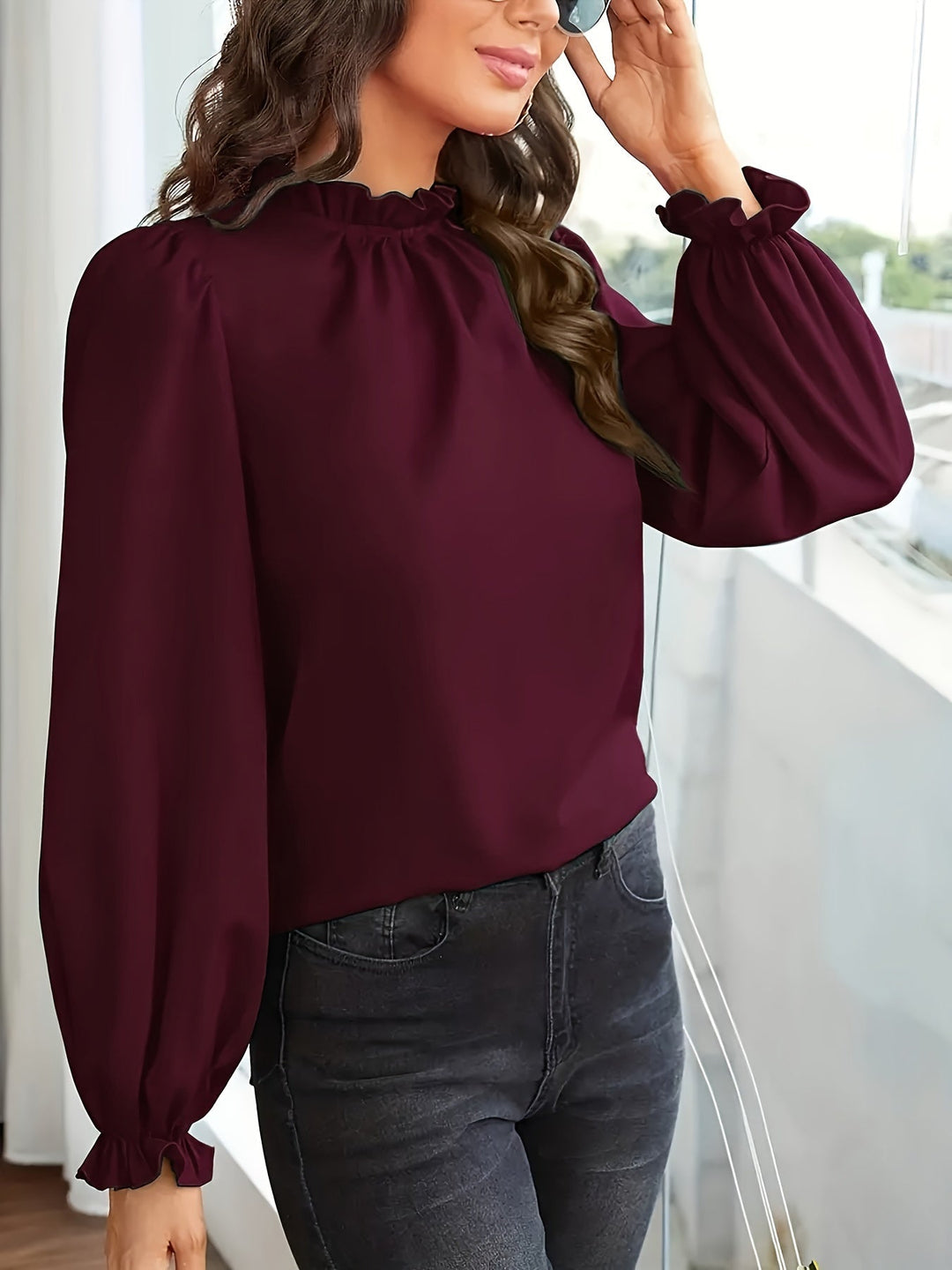 Melanie | Blusa de cuello alto con volantes y mangas abullonadas
