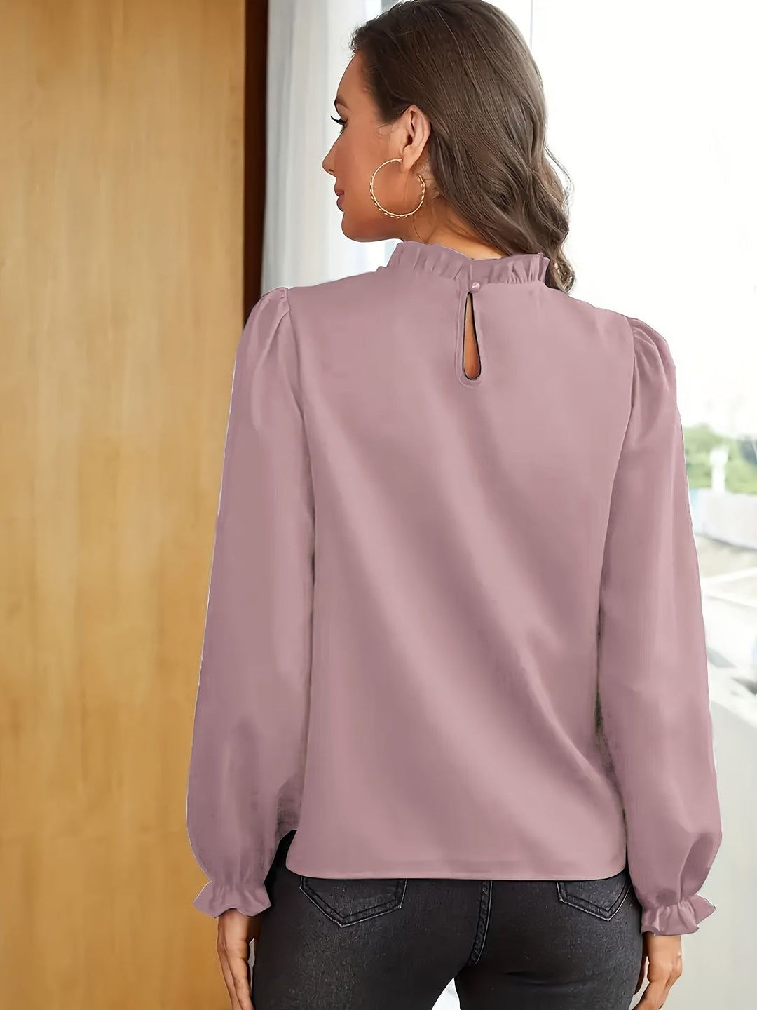 Melanie | Blusa de cuello alto con volantes y mangas abullonadas