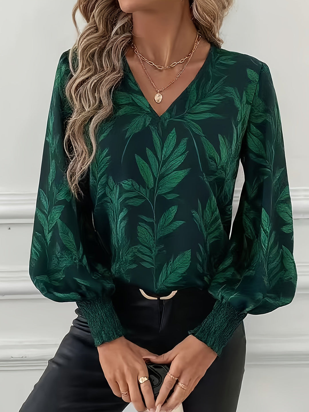 Magdalena | Blusa escote V con estampado de hojas