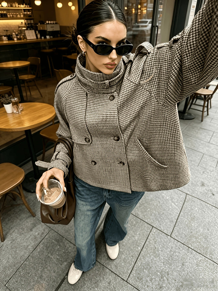 Yusara | Chaqueta cropped pata de gallo con cuello alto