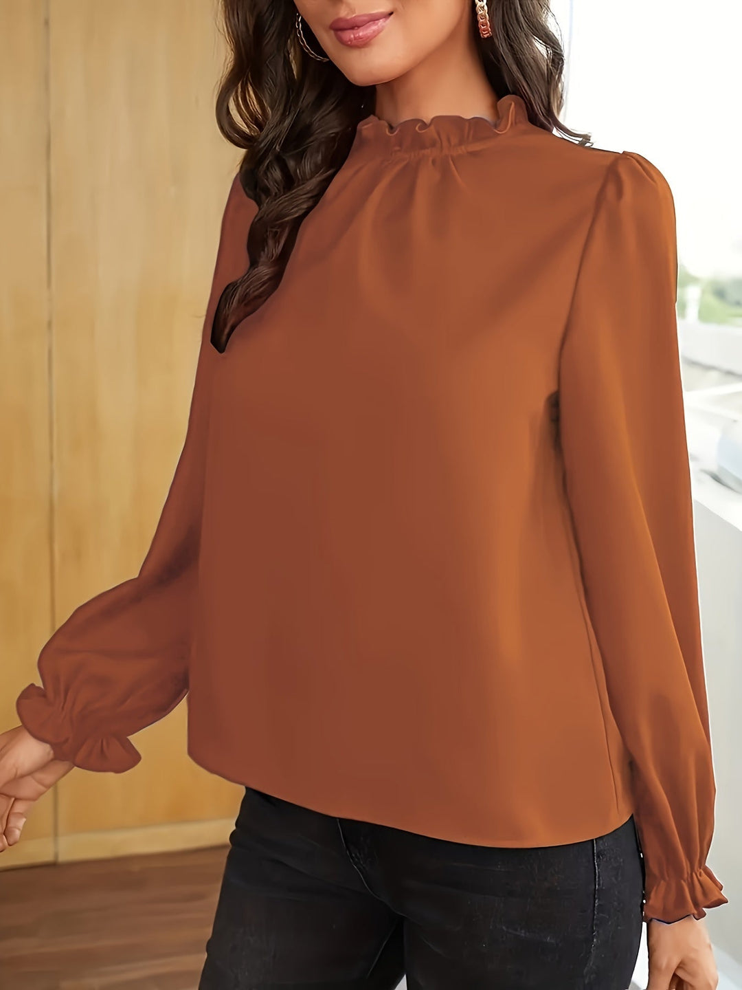 Melanie | Blusa de cuello alto con volantes y mangas abullonadas