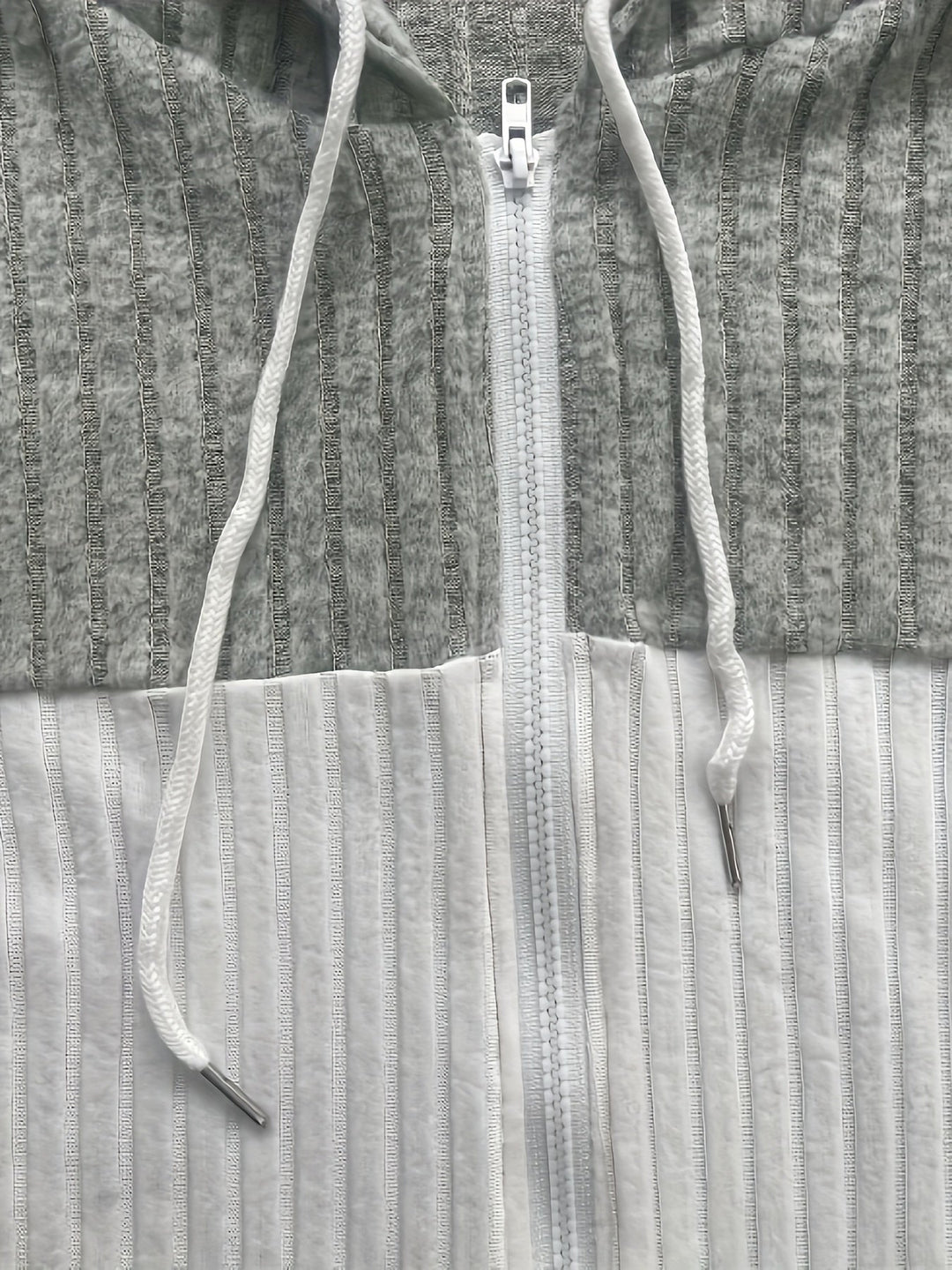 Sandra | Chaqueta con capucha en bloques de color y textura