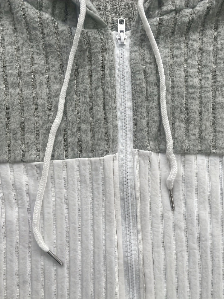 Sandra | Chaqueta con capucha en bloques de color y textura