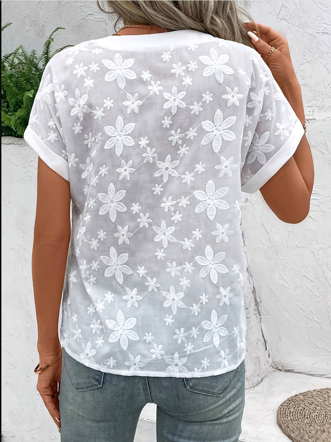 Raiquén | Blusa bordada floral con escote en V