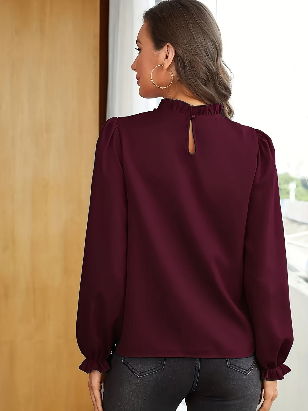 Melanie | Blusa de cuello alto con volantes y mangas abullonadas