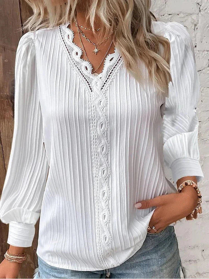 Daniela Paz | Blusa con encaje en el escote