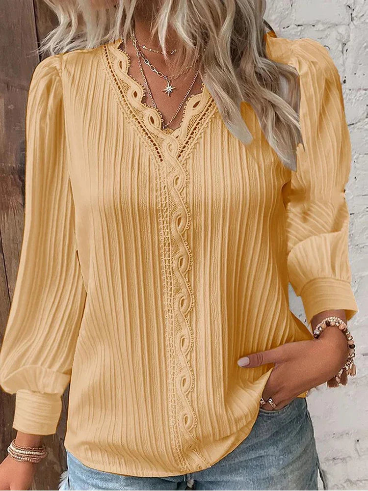 Daniela Paz | Blusa con encaje en el escote