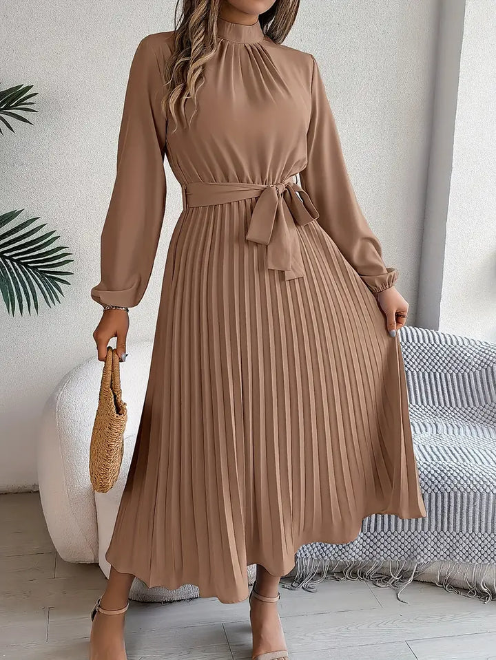 María Constanza | Vestido midi plisado con cinturón