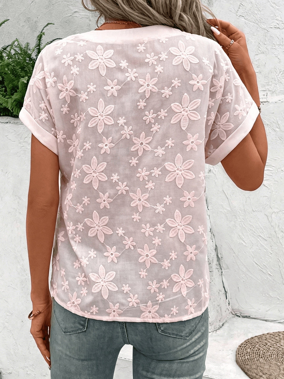 Raiquén | Blusa bordada floral con escote en V