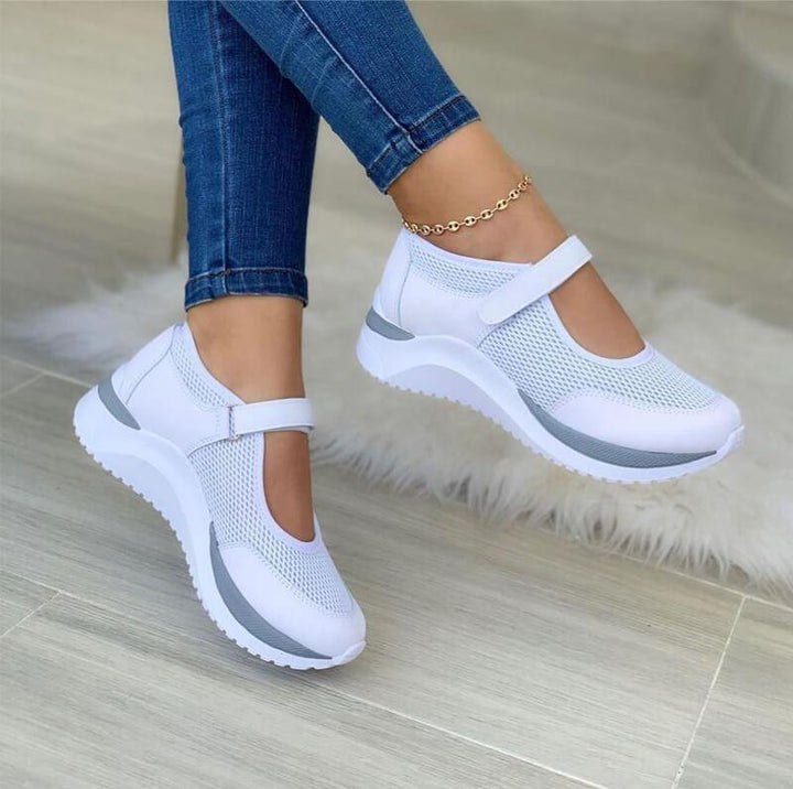 Elcira | Zapatillas con correa ajustable
